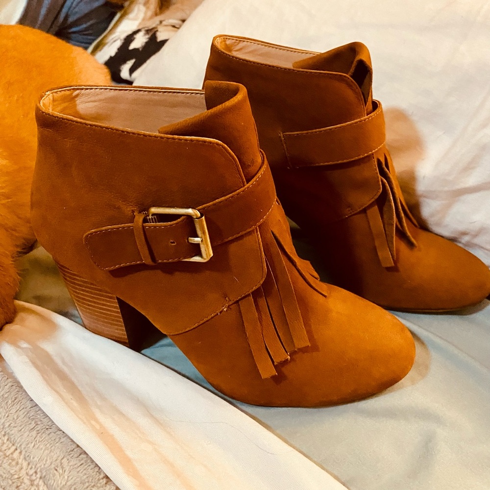 I’m selling a pair of beautiful shoes they are suede brown I’m color.